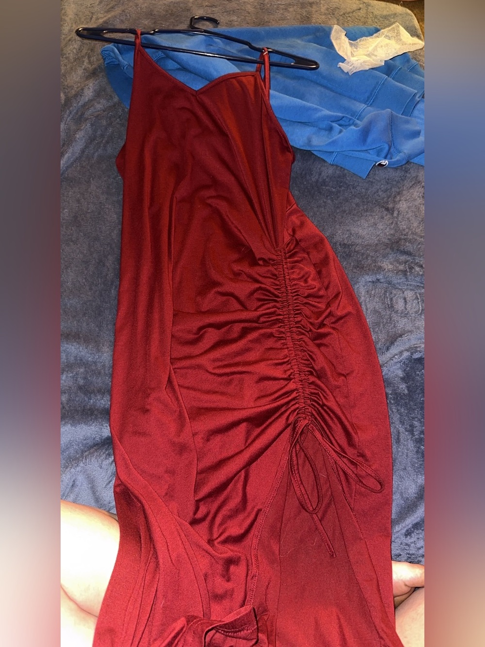 Sleek V-Neck Ruched Midi Dress in Burgundy
